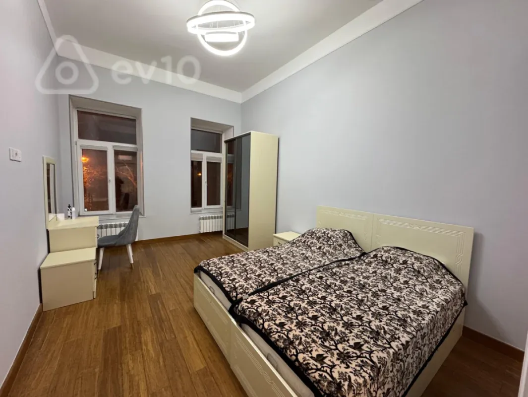 Kirayə verilir 2 otaqlı köhnə tikili 80 m²