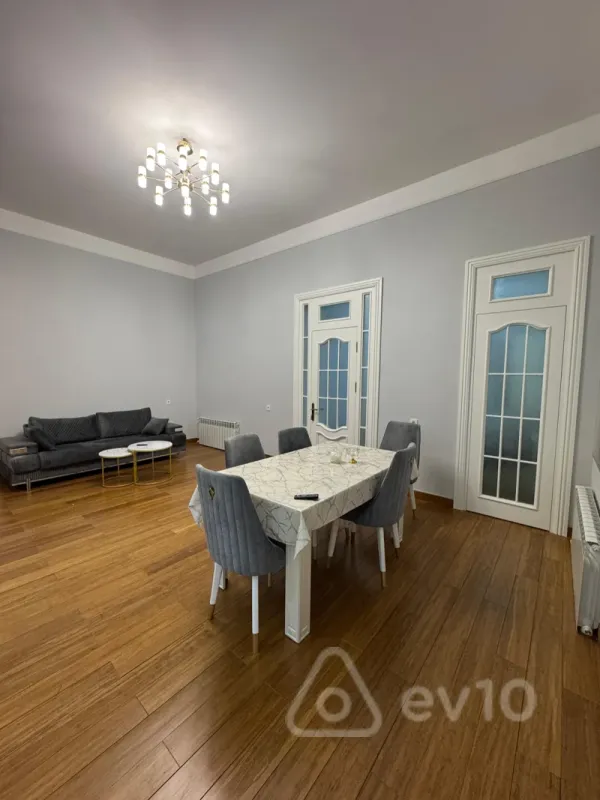 Kirayə verilir 2 otaqlı köhnə tikili 80 m²