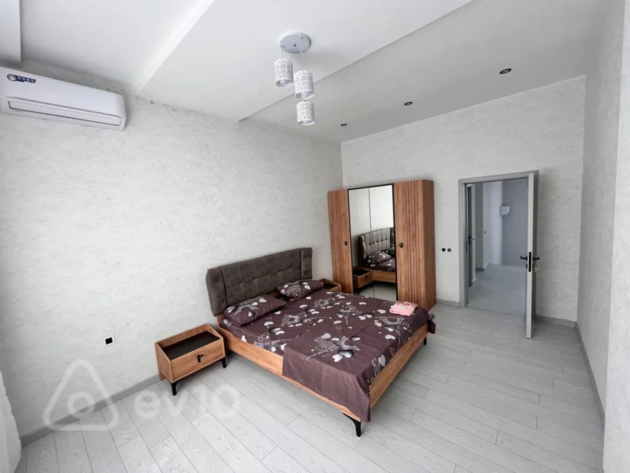 Satılır 5 otaqlı həyət evi 320 m²