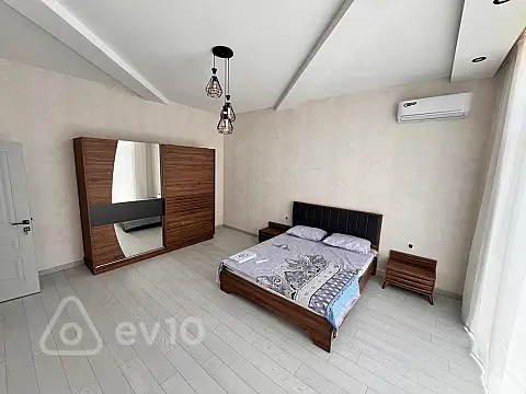 Satılır 5 otaqlı həyət evi 320 m²