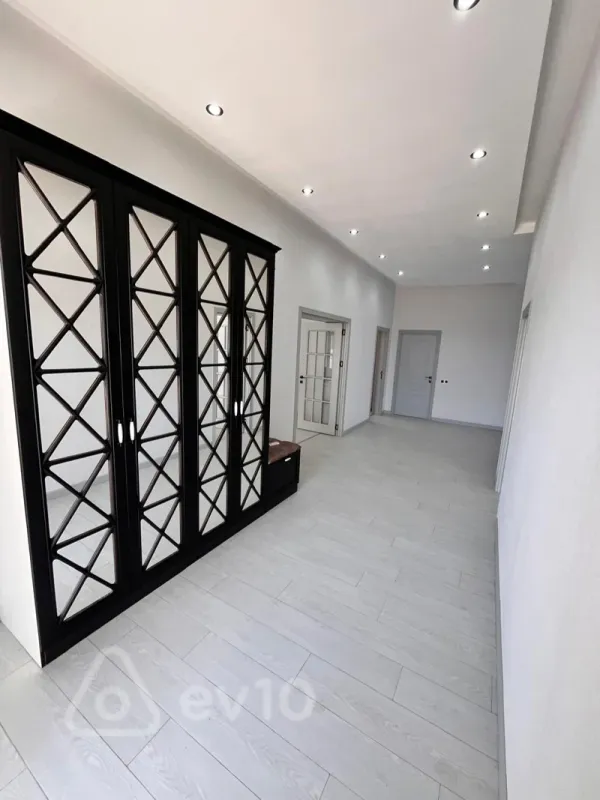 Satılır 5 otaqlı həyət evi 320 m²