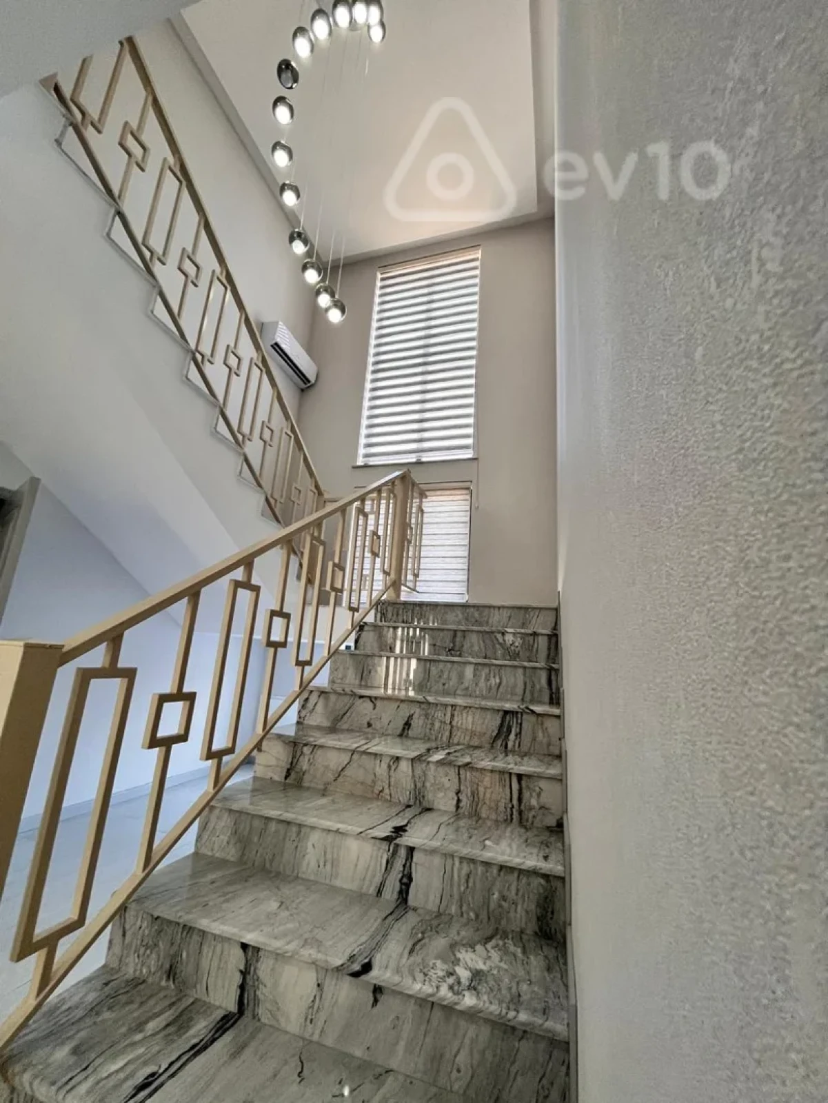 Satılır 5 otaqlı həyət evi 320 m²