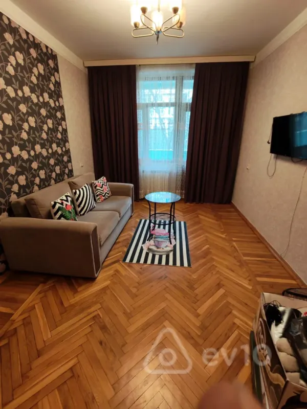 Kirayə verilir 5 otaqlı köhnə tikili 120 m²