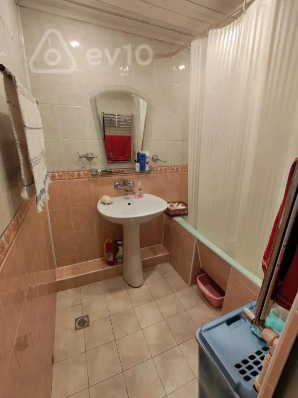 Kirayə verilir 5 otaqlı köhnə tikili 120 m²