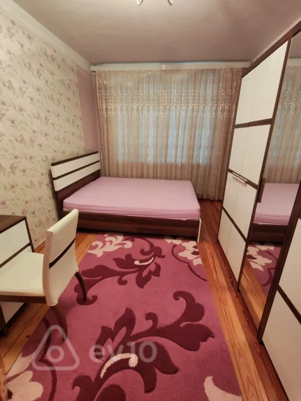 Kirayə verilir 5 otaqlı köhnə tikili 120 m²