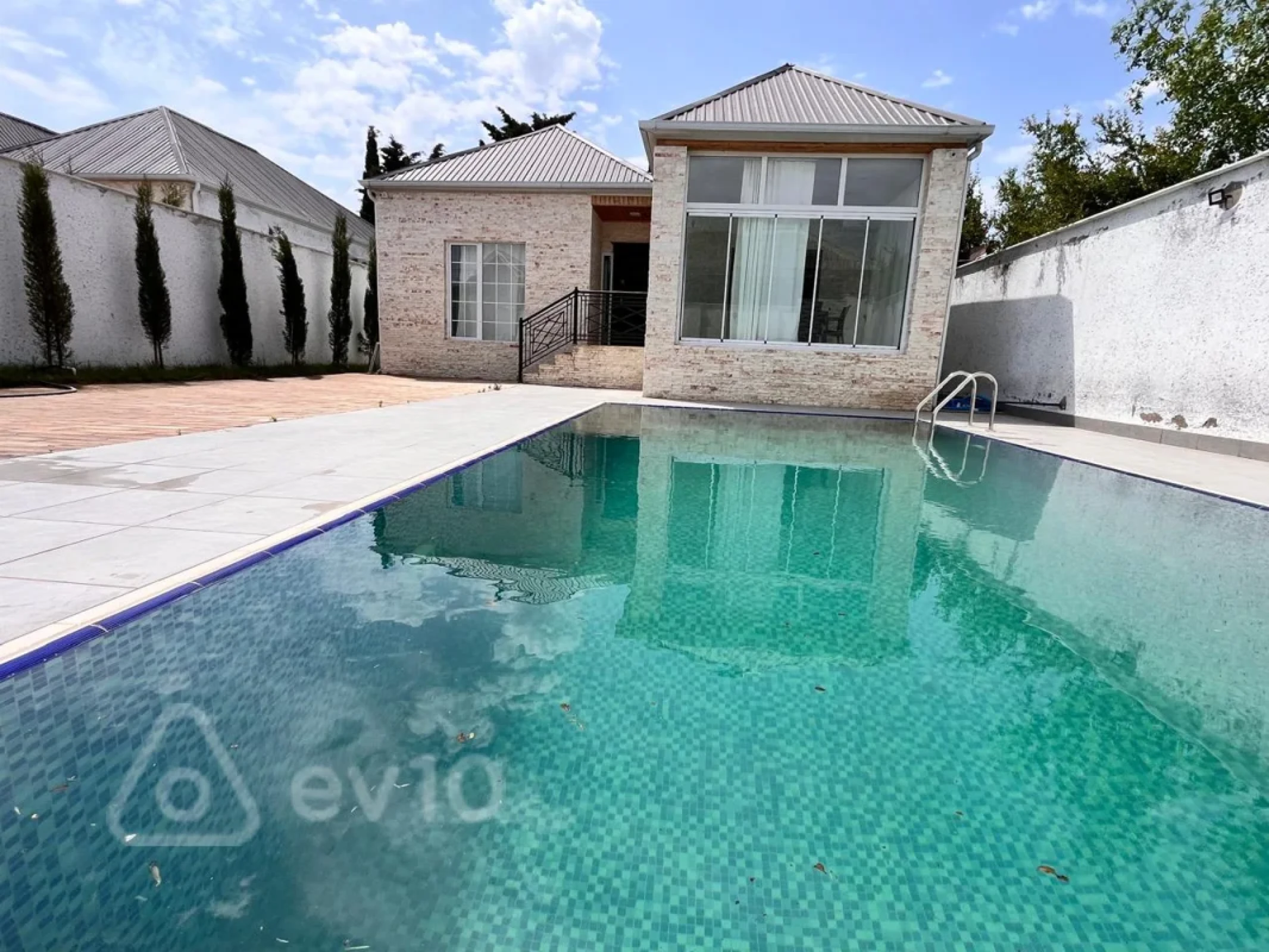 Satılır 4 otaqlı həyət evi 140 m²