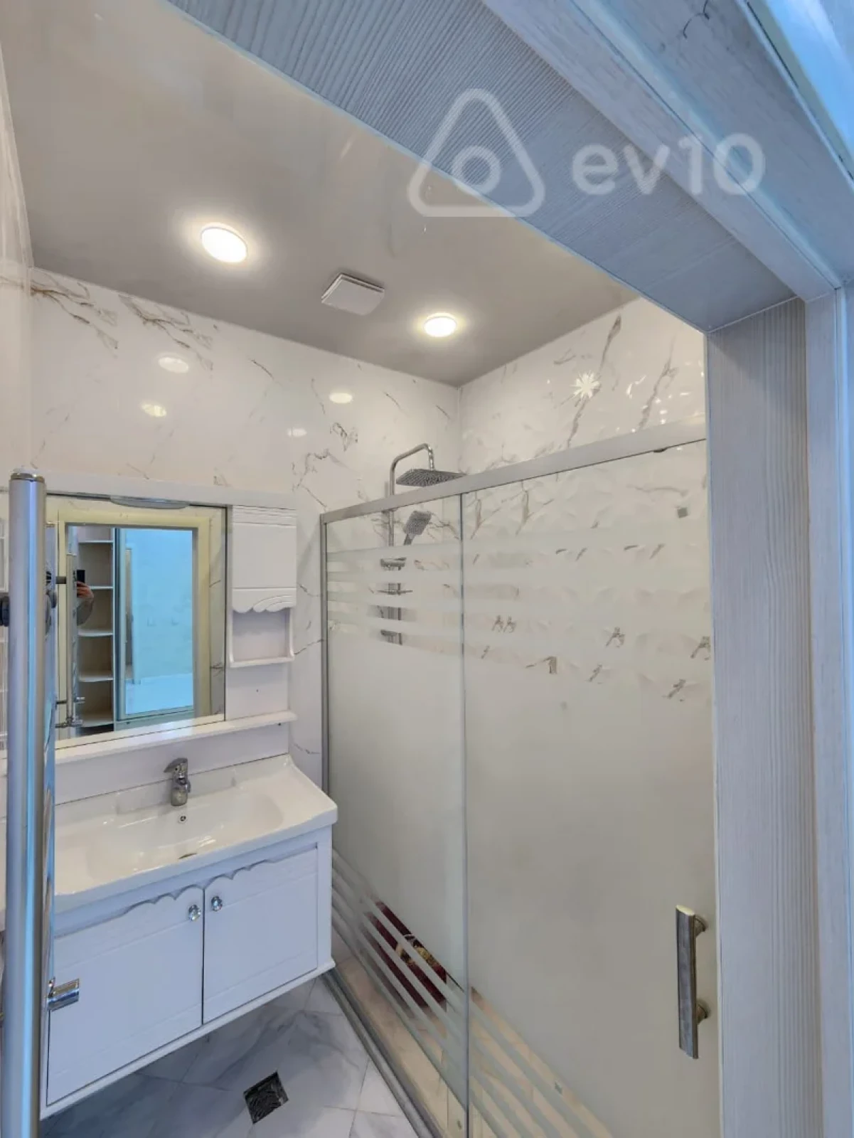 Satılır 2 otaqlı yeni tikili 64 m²