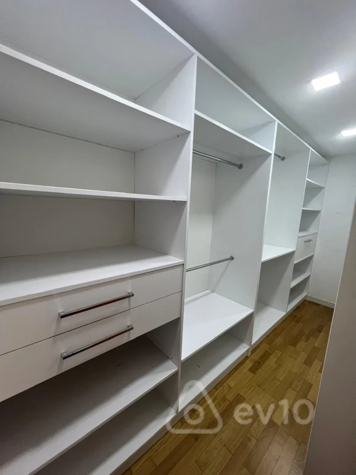 Satılır 3 otaqlı yeni tikili 142 m²