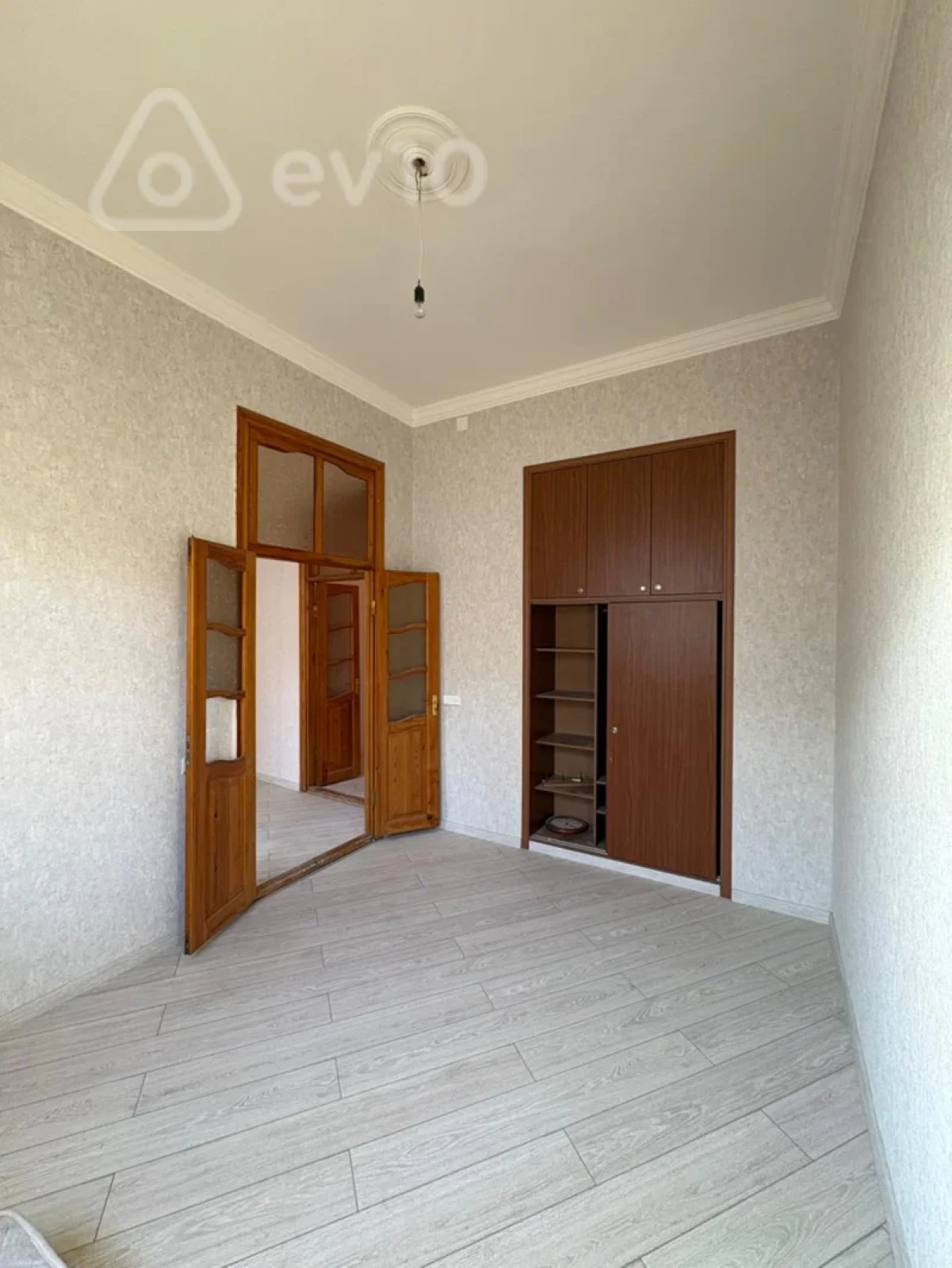 Satılır 3 otaqlı köhnə tikili 90 m²