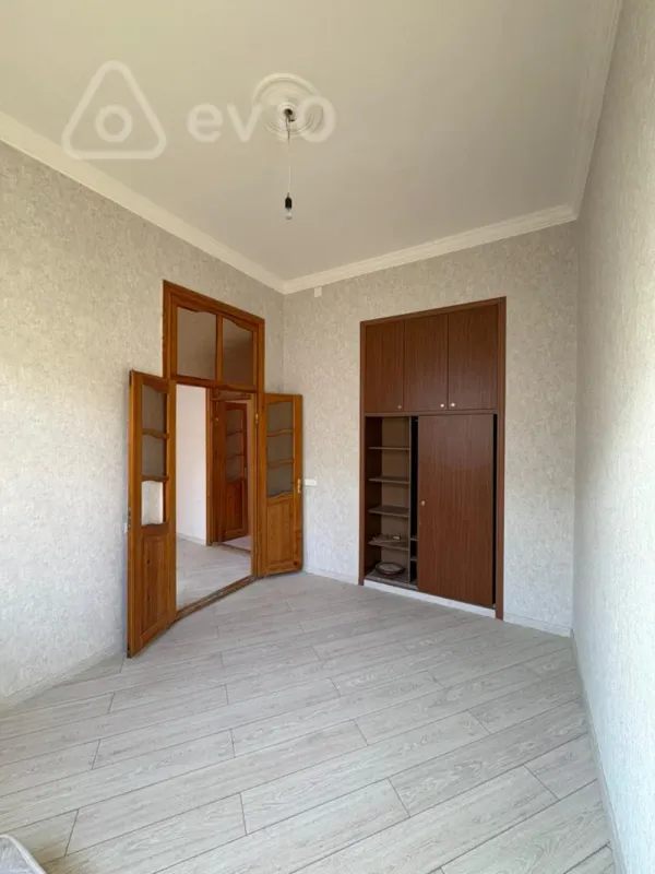 Satılır 3 otaqlı köhnə tikili 90 m²