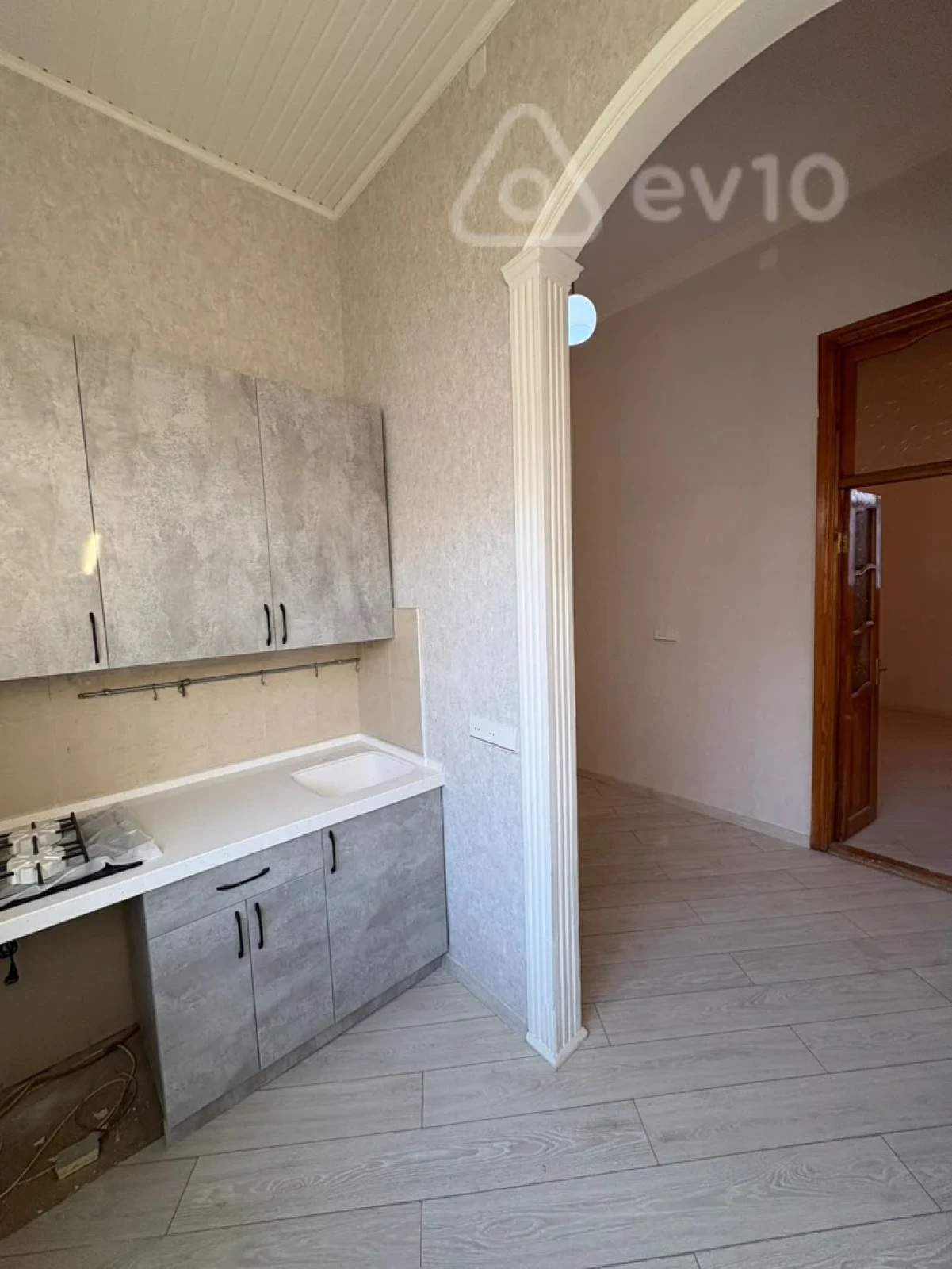 Satılır 3 otaqlı köhnə tikili 90 m²