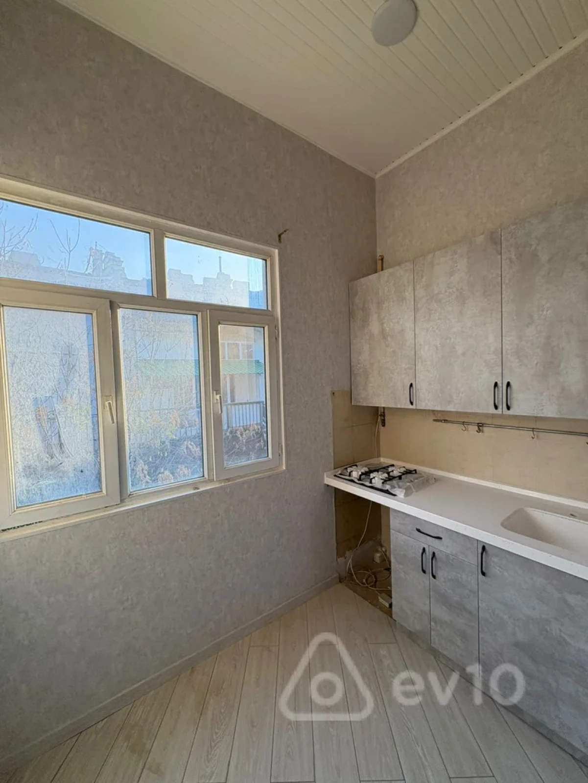 Satılır 3 otaqlı köhnə tikili 90 m²