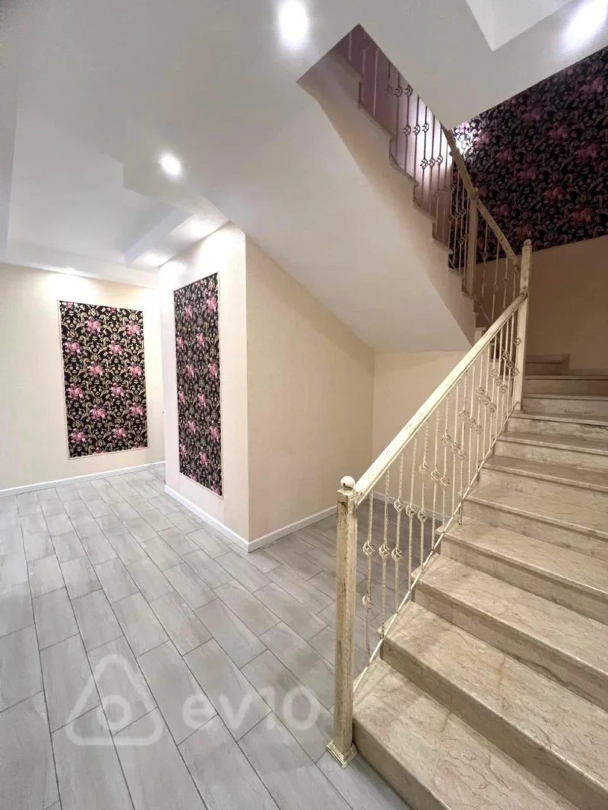 Satılır 5 otaqlı həyət evi 220 m²