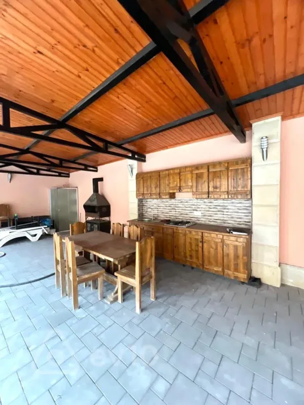 Satılır 5 otaqlı həyət evi 220 m²