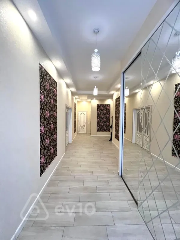 Satılır 5 otaqlı həyət evi 220 m²