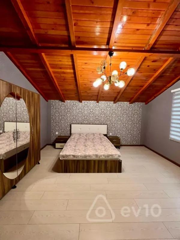 Satılır 5 otaqlı həyət evi 220 m²