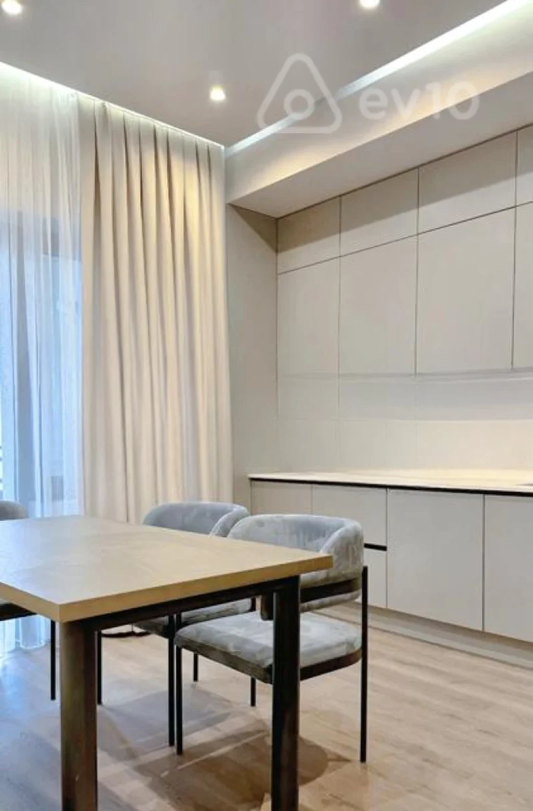 Kirayə verilir 3 otaqlı yeni tikili 140 m²