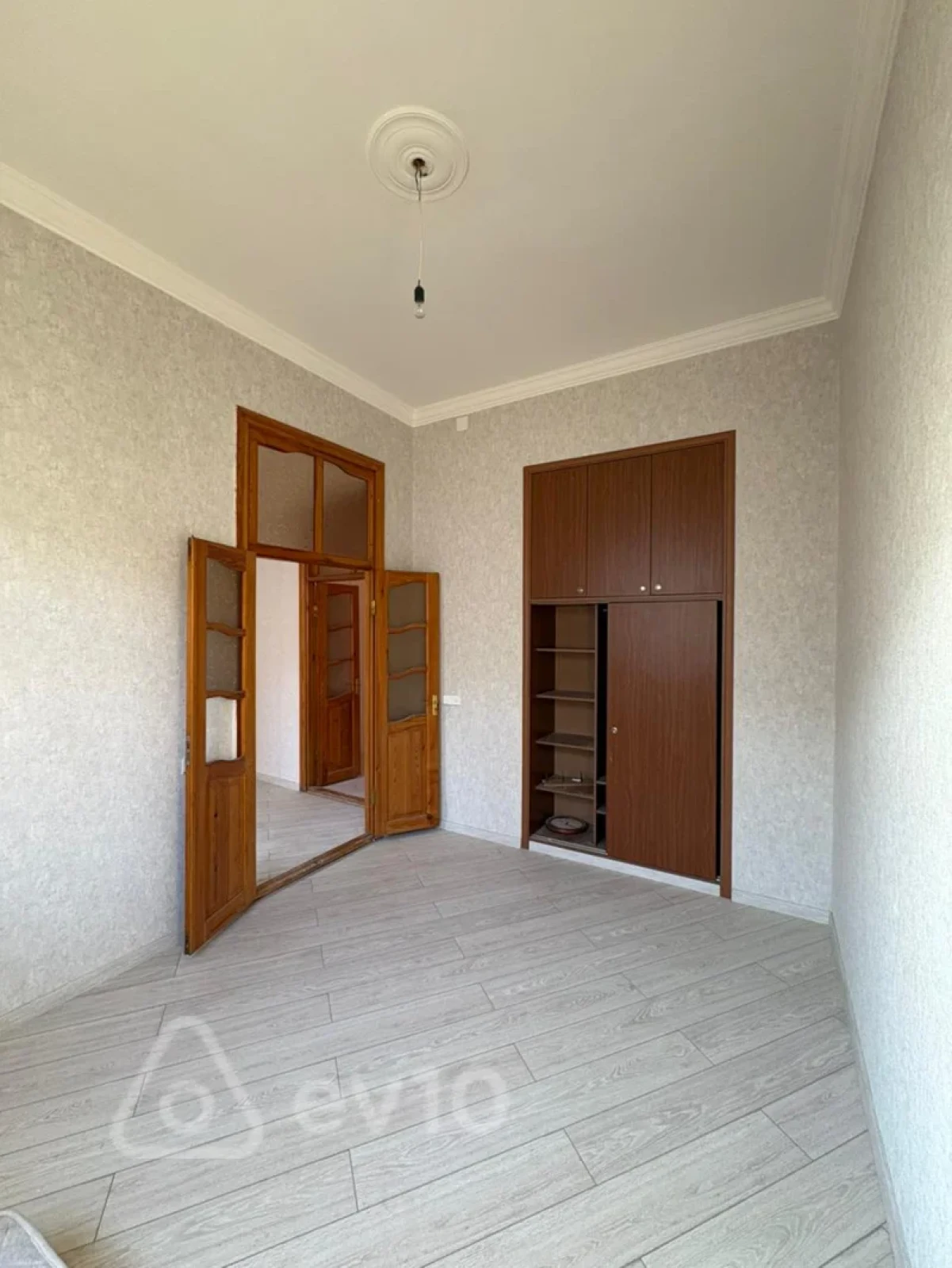 Satılır 3 otaqlı köhnə tikili 90 m²