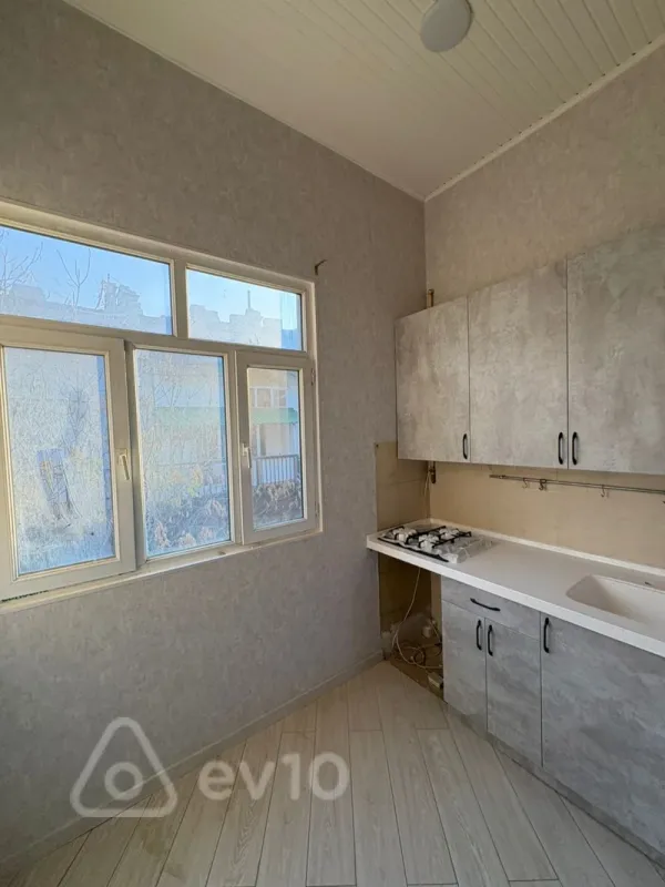 Satılır 3 otaqlı köhnə tikili 90 m²