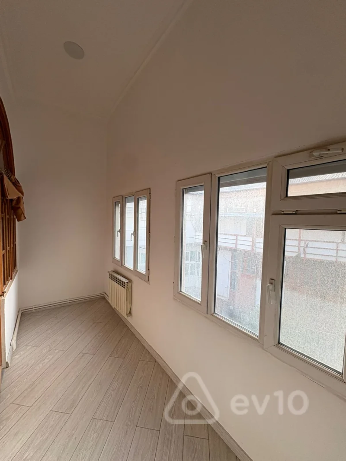 Satılır 3 otaqlı köhnə tikili 90 m²