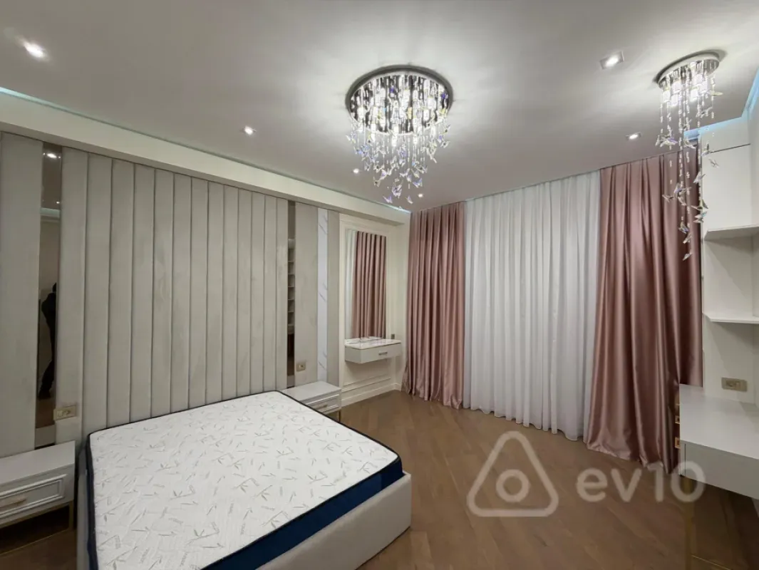 Kirayə verilir 3 otaqlı yeni tikili 140 m²