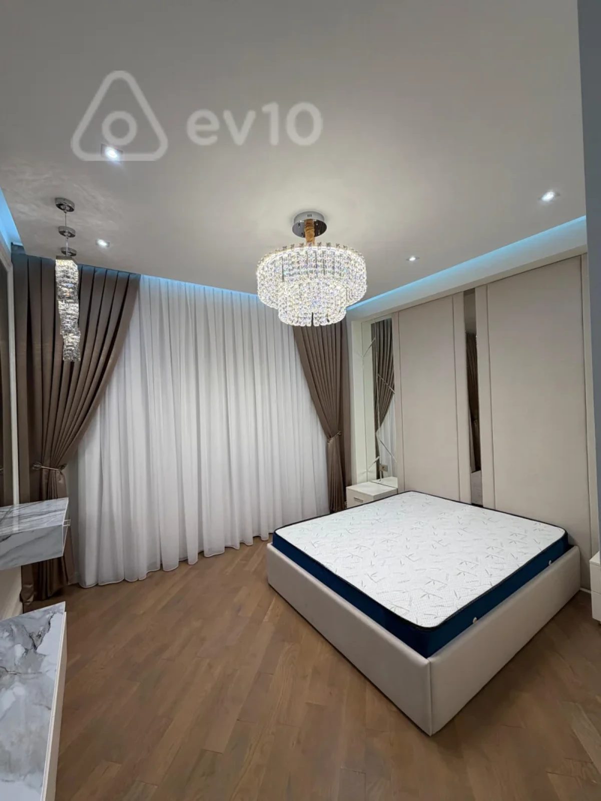 Kirayə verilir 3 otaqlı yeni tikili 140 m²