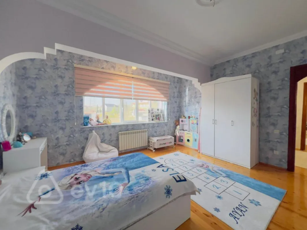 Kirayə verilir mənzil 900 m²