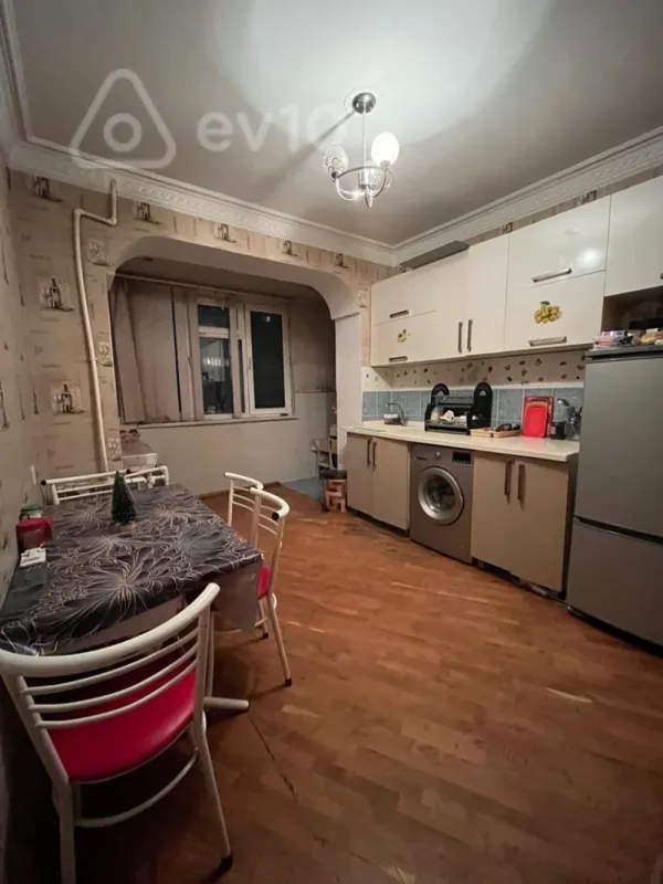Kirayə verilir 3 otaqlı köhnə tikili 85 m²