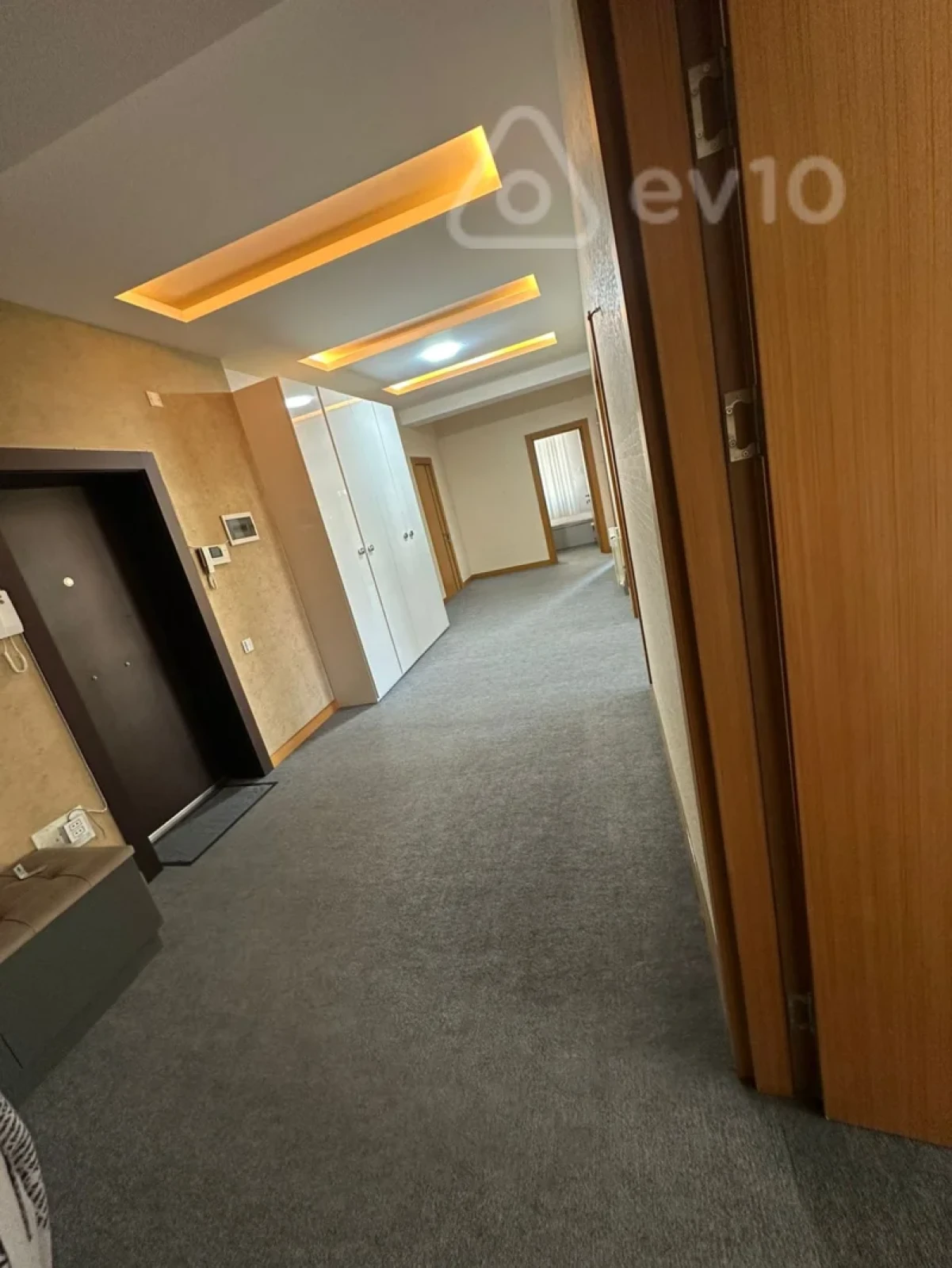 Kirayə verilir 3 otaqlı yeni tikili 131 m²