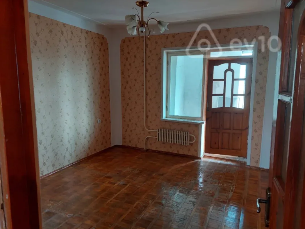 Satılır 4 otaqlı köhnə tikili 100 m²