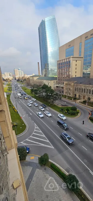 Kirayə verilir 4 otaqlı yeni tikili 210 m²