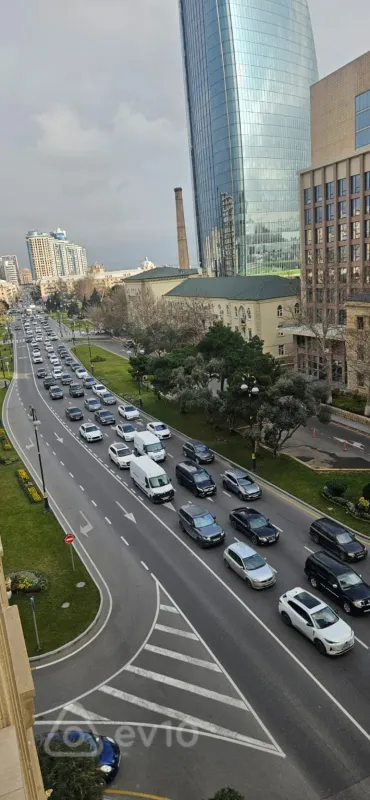 Kirayə verilir 4 otaqlı yeni tikili 210 m²