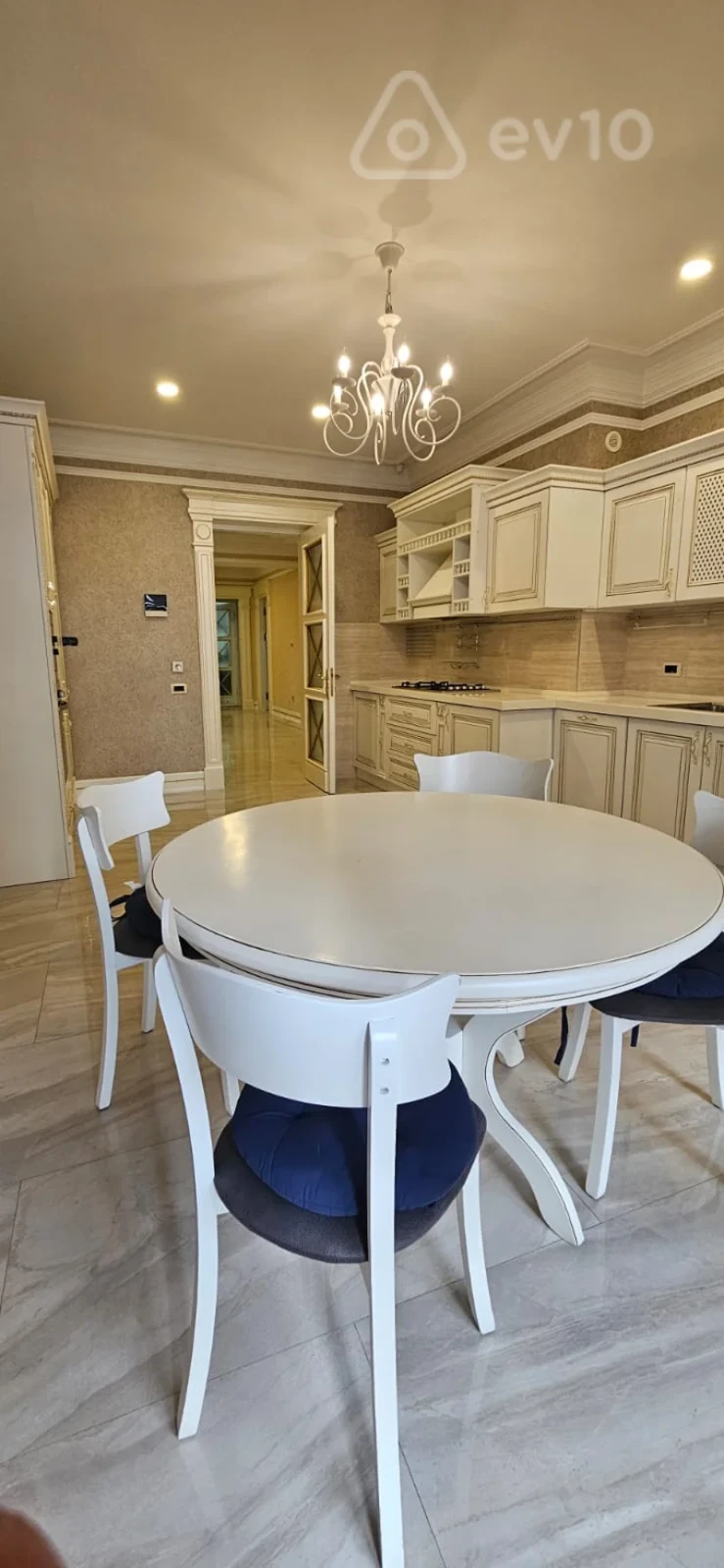 Kirayə verilir 4 otaqlı yeni tikili 210 m²