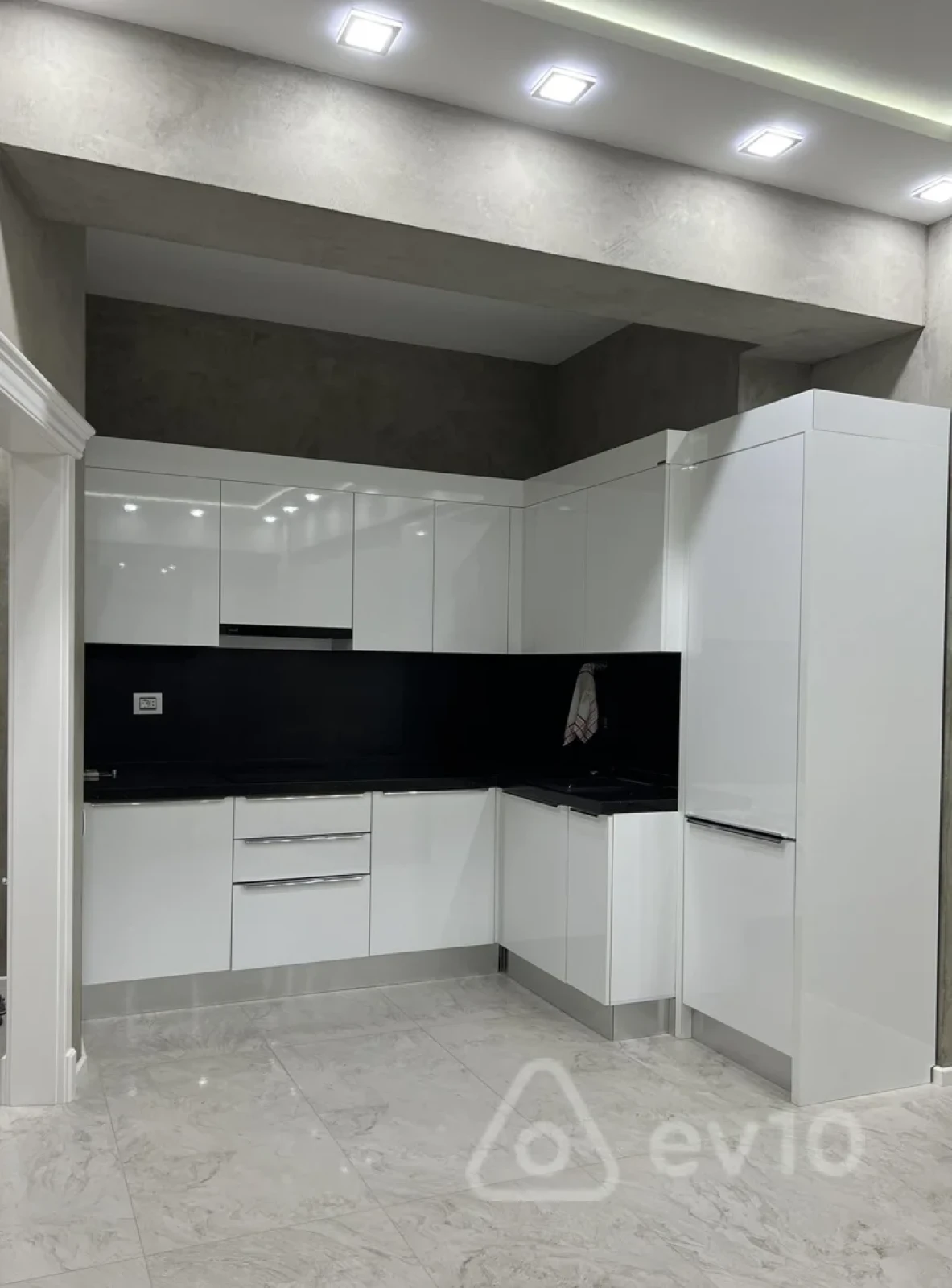 Kirayə verilir 2 otaqlı yeni tikili 70 m²
