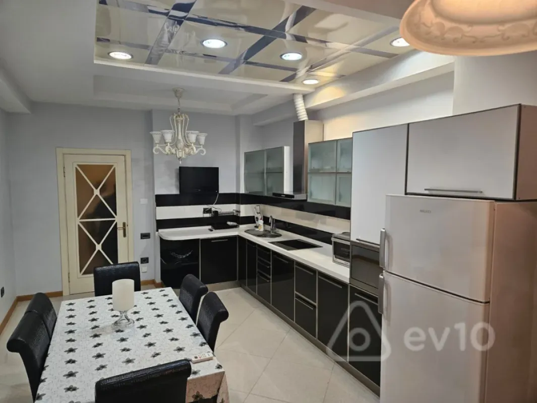 Kirayə verilir 3 otaqlı yeni tikili 175 m²