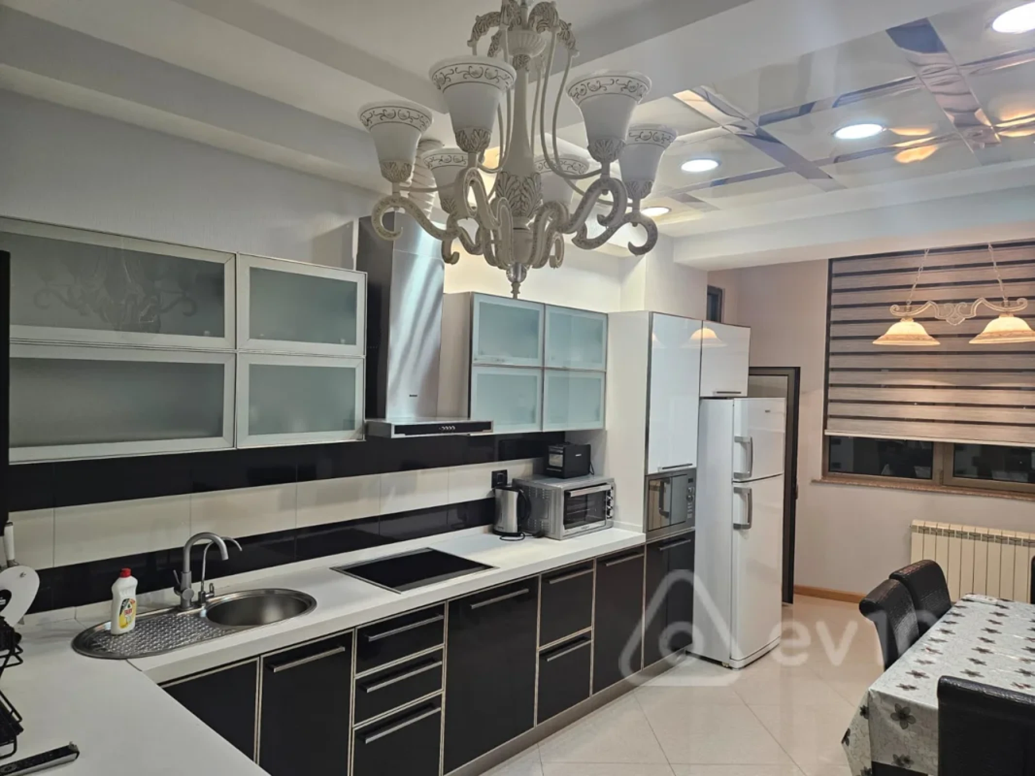 Kirayə verilir 3 otaqlı yeni tikili 175 m²
