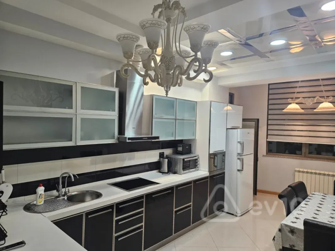Kirayə verilir 3 otaqlı yeni tikili 175 m²