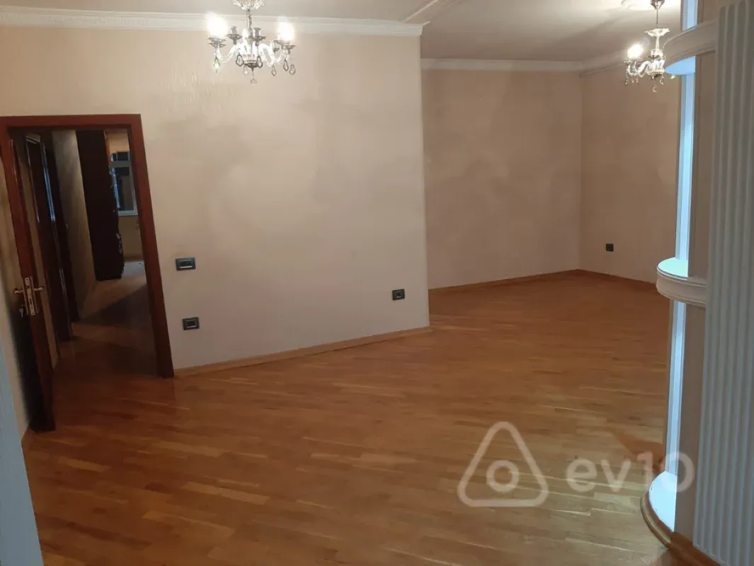 Satılır 4 otaqlı köhnə tikili 100 m²