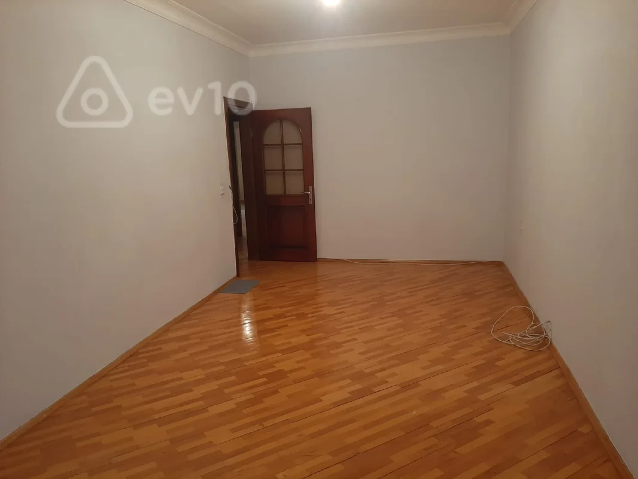 Satılır 4 otaqlı köhnə tikili 100 m²