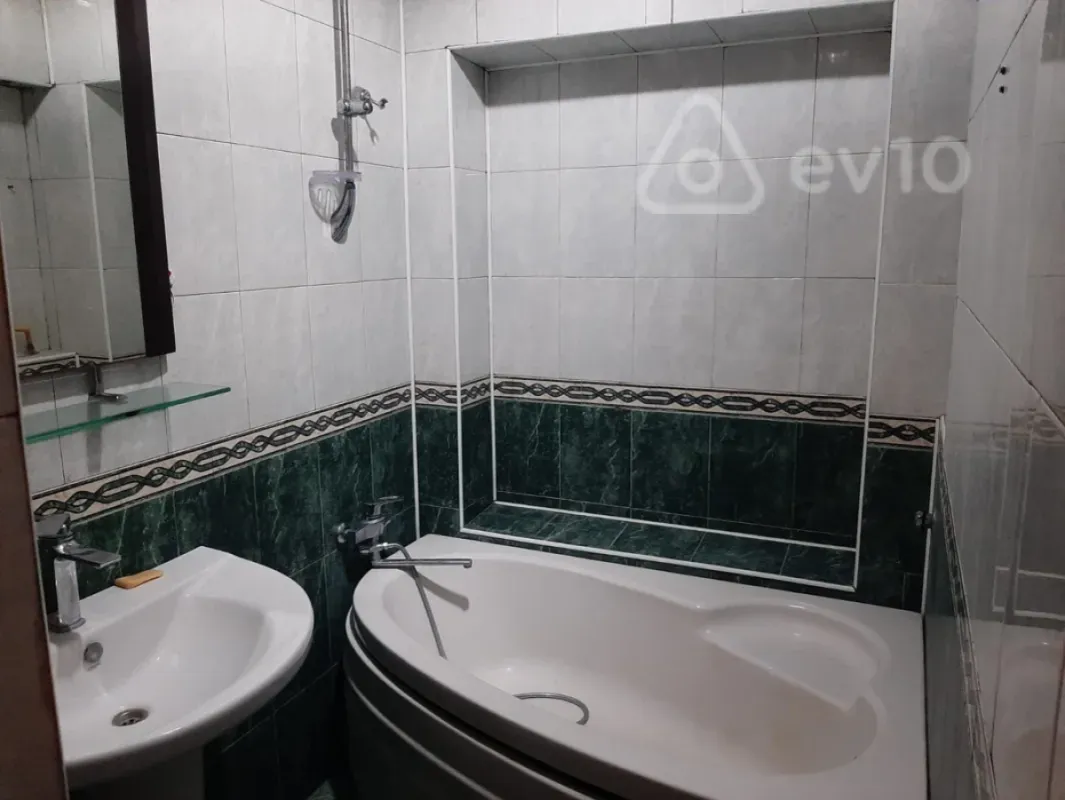 Satılır 4 otaqlı köhnə tikili 100 m²