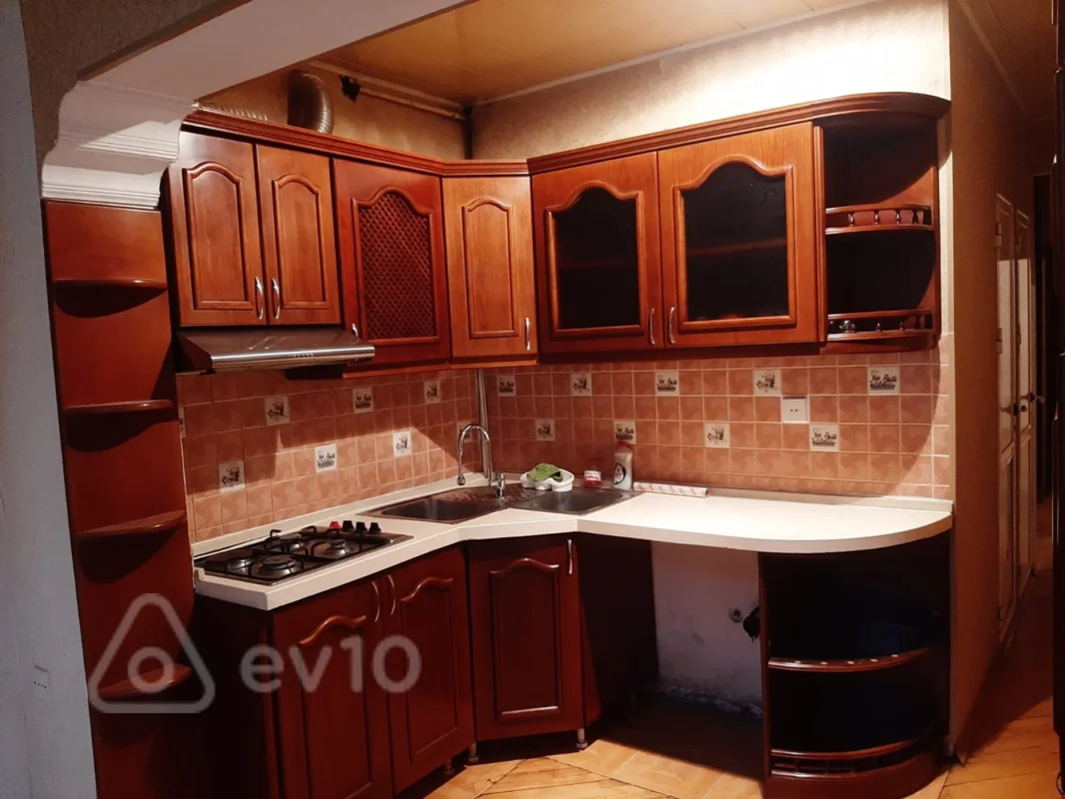 Satılır 4 otaqlı köhnə tikili 100 m²