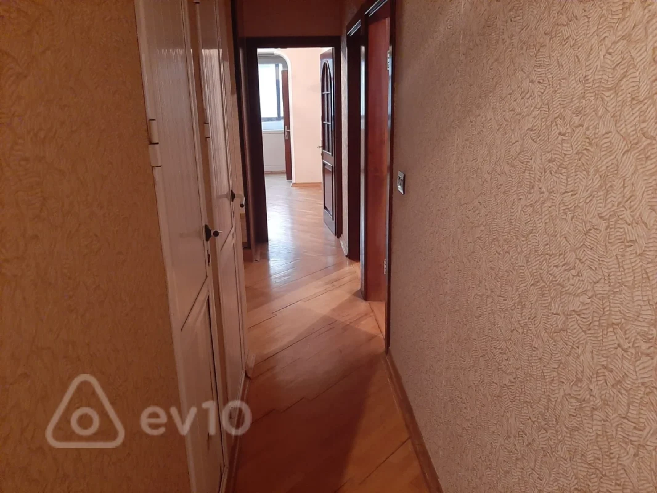 Satılır 4 otaqlı köhnə tikili 100 m²