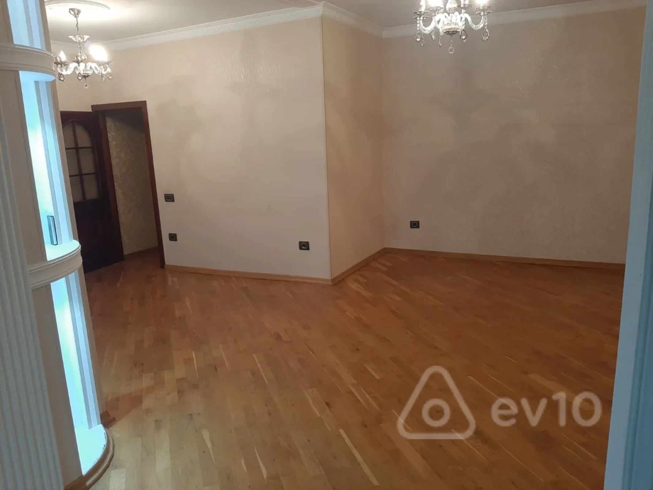 Satılır 4 otaqlı köhnə tikili 100 m²