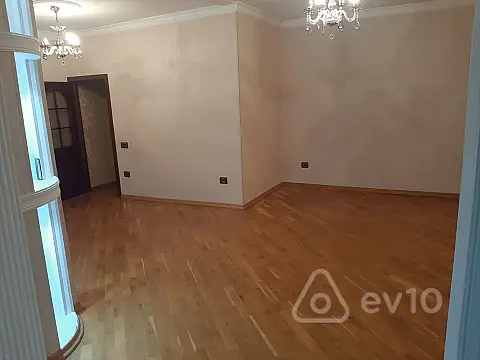 Satılır 4 otaqlı köhnə tikili 100 m²