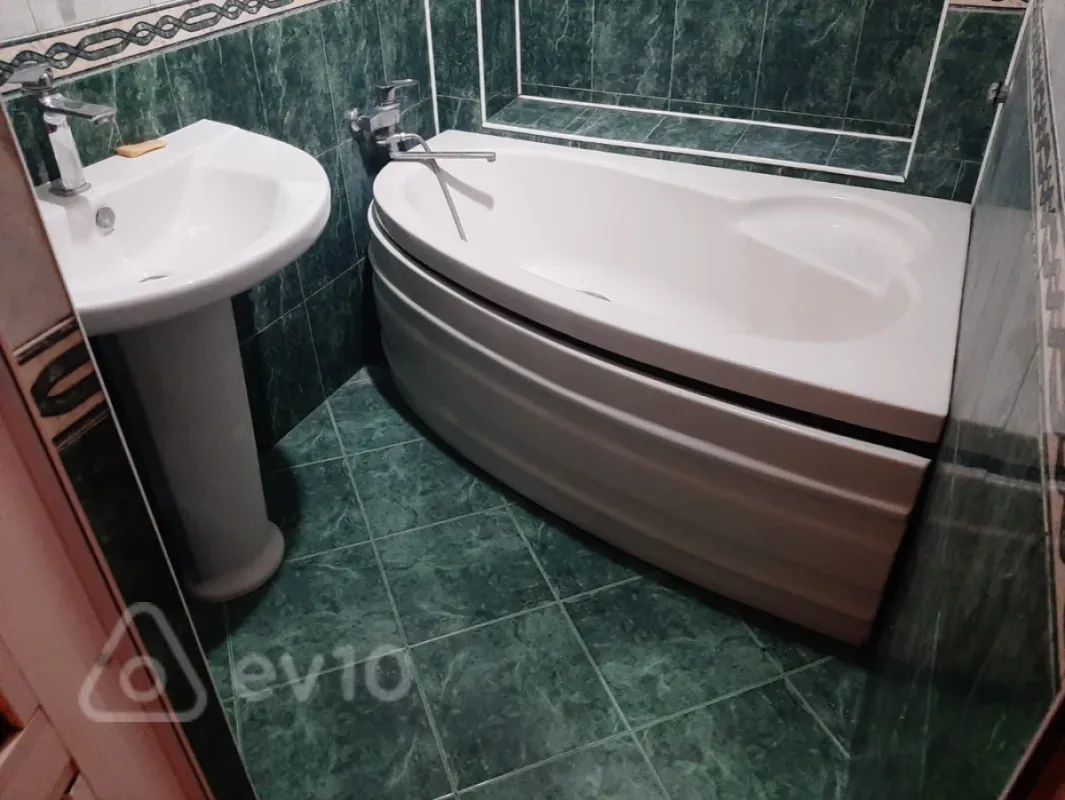 Satılır 4 otaqlı köhnə tikili 100 m²