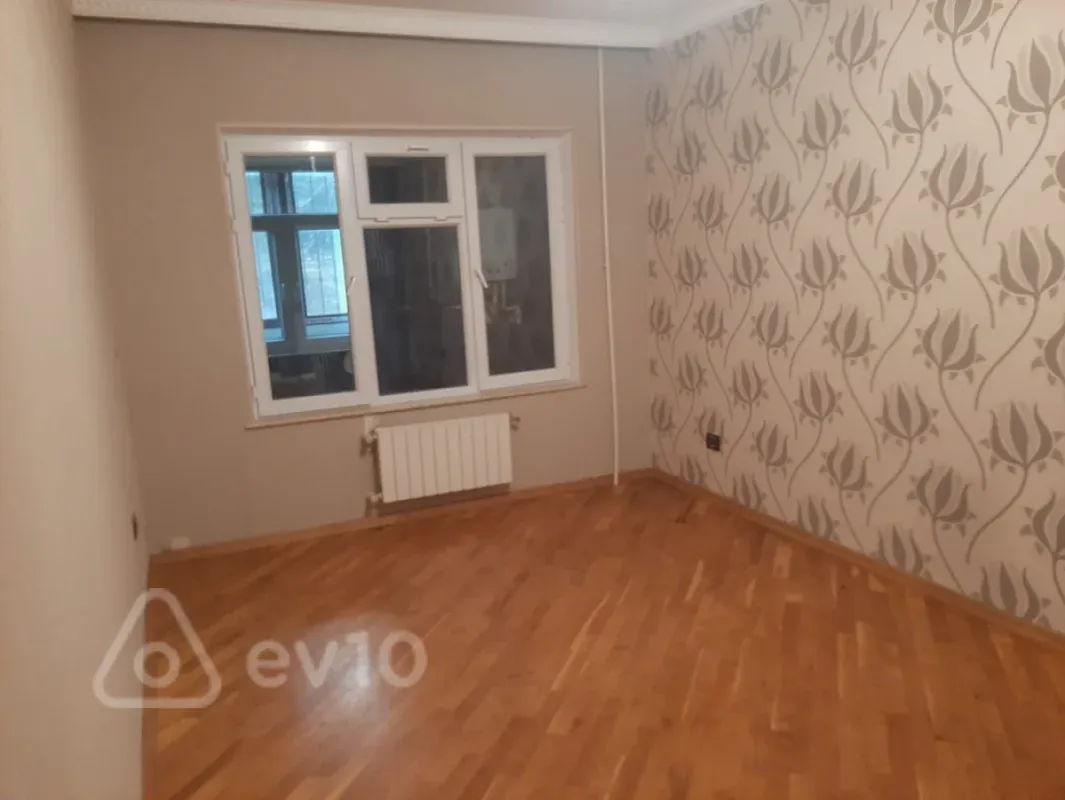 Satılır 4 otaqlı köhnə tikili 100 m²