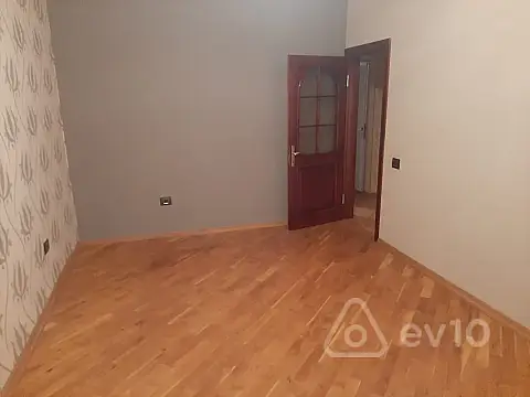 Satılır 4 otaqlı köhnə tikili 100 m²