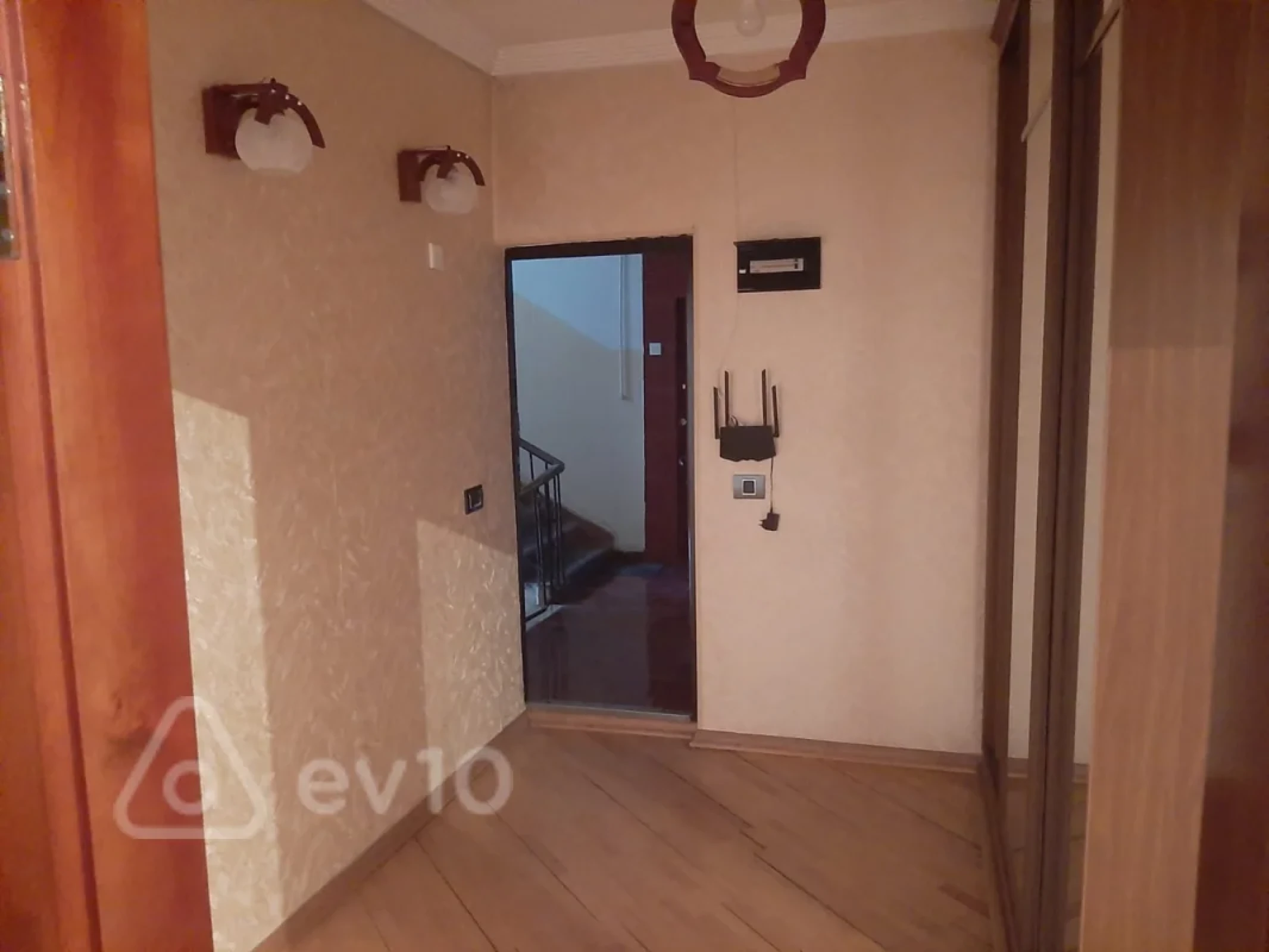 Satılır 4 otaqlı köhnə tikili 100 m²