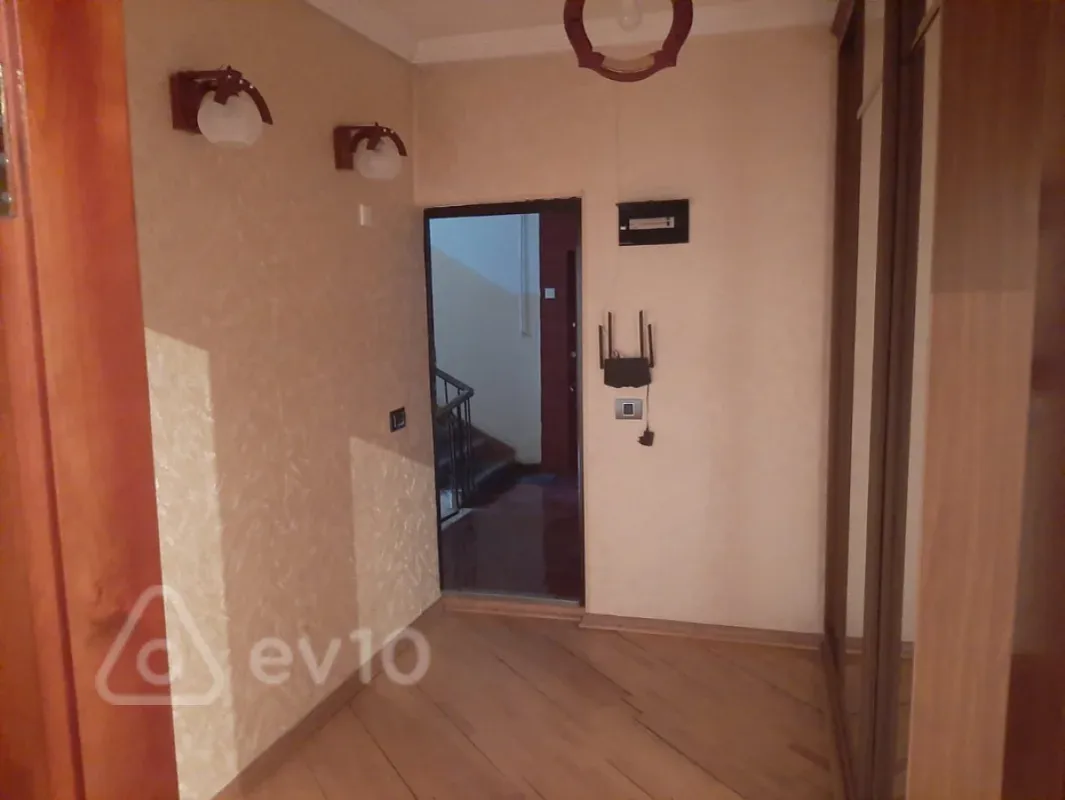 Satılır 4 otaqlı köhnə tikili 100 m²