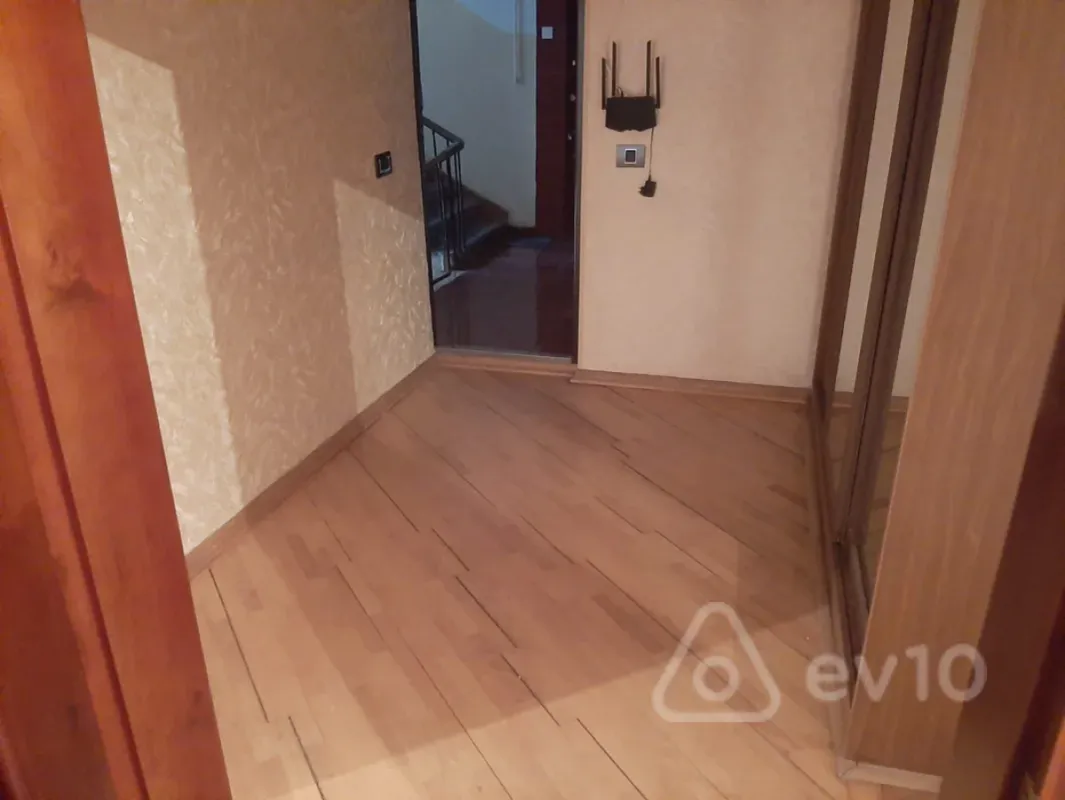 Satılır 4 otaqlı köhnə tikili 100 m²